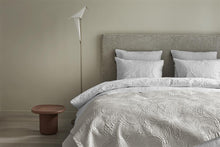 Laden Sie das Bild in den Galerie-Viewer, Dodo Pavone Quilt Tagesdecke 180x260 von MOOOI