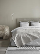 Laden Sie das Bild in den Galerie-Viewer, Dodo Pavone Quilt Tagesdecke 180x260 von MOOOI