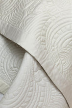 Laden Sie das Bild in den Galerie-Viewer, Dodo Pavone Quilt Tagesdecke 180x260 von MOOOI