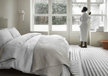 Laden Sie das Bild in den Galerie-Viewer, Dodo Pavone Quilt Tagesdecke 180x260 von MOOOI