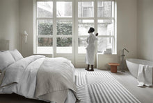 Laden Sie das Bild in den Galerie-Viewer, Dodo Pavone Jacquard Bademantel Weiß von MOOOI