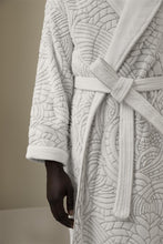 Laden Sie das Bild in den Galerie-Viewer, Dodo Pavone Jacquard Bademantel Weiß von MOOOI