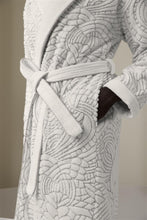 Laden Sie das Bild in den Galerie-Viewer, Dodo Pavone Jacquard Bademantel Weiß von MOOOI