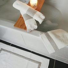 Laden Sie das Bild in den Galerie-Viewer, DEVILLA Badvorleger CLASSY weiß 50x70cm