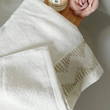 Laden Sie das Bild in den Galerie-Viewer, Devilla Frottierprogramm Handtücher weiß bestickt