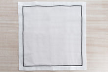Laden Sie das Bild in den Galerie-Viewer, Stoffserviette 45x45 bestickter Saum schwarz weiß
