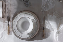 Laden Sie das Bild in den Galerie-Viewer, Tischdecke ROMANTICA mit Spitzensaum 160x260