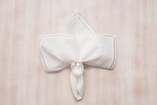 Laden Sie das Bild in den Galerie-Viewer, Stoffservietten creme Landhausstil edel 45x45