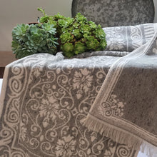 Laden Sie das Bild in den Galerie-Viewer, Ornament Frottier Handtücherr Devilla