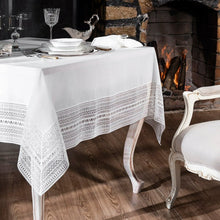 Laden Sie das Bild in den Galerie-Viewer, Edle Tischdecke mit breitem Spitzensaum 160x260 cm
