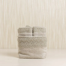 Laden Sie das Bild in den Galerie-Viewer, Gästehandtücher Set mit Spitzenborte beige