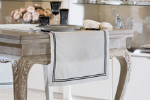 Laden Sie das Bild in den Galerie-Viewer, Tischläufer BLACK LINE 50x180 bestickter Saum