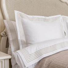 Laden Sie das Bild in den Galerie-Viewer, Bettwäsche Baumwolle bestickt Stehsaum 3 teilig