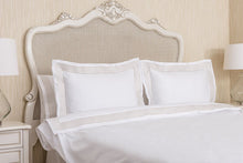 Laden Sie das Bild in den Galerie-Viewer, Bettwäsche Set 3-teilig ZAPHIR 135x200 bestickter Stehsaum