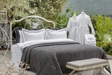 Laden Sie das Bild in den Galerie-Viewer, Bettwäsche Set 3-teilig LUNA 135x200 bestickter Stehsaum
