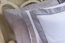 Laden Sie das Bild in den Galerie-Viewer, 3-teilig Bettwäsche Set MODERN 135x200 grau Stehsaum mit gesticktem Zierstreifen