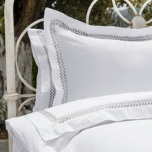 Laden Sie das Bild in den Galerie-Viewer, Edle Bettwäsche bestickt an Stehsaum 100% Baumwolle weiß/grau 50x70 135x200