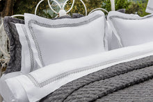 Laden Sie das Bild in den Galerie-Viewer, Bettwäsche Set 3-teilig LUNA 135x200 bestickter Stehsaum