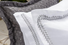 Laden Sie das Bild in den Galerie-Viewer, Bettwäsche Set 3-teilig LUNA 135x200 bestickter Stehsaum
