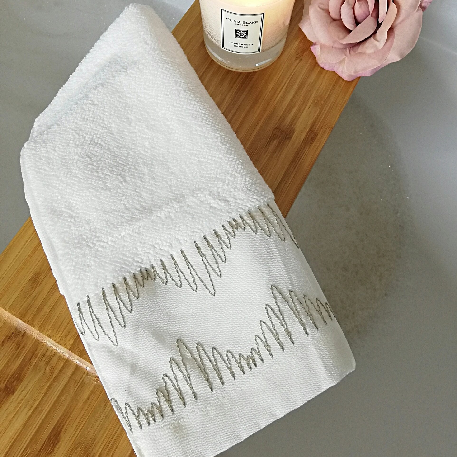 Hochwertige Handtücher bestickt von Devilla – SENADA HOME